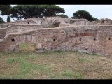 04661 ostia - regio i - insula xvi - caseggiato (i,xvi,2) - 1. raum - nordende - suedseite - 09-2023.jpg